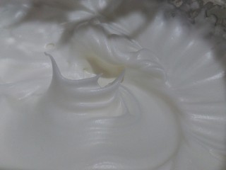 7、榴莲戚风蛋糕,白砂糖分三次加入蛋清内，用电动打蛋器进行打发，直至硬性发泡。开始打蛋白的时候，烤箱150度预热