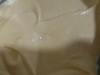 8、榴莲戚风蛋糕,打发好的蛋白霜分三次加入蛋黄糊内，用翻拌切拌的手法，不要画圈，防止消泡