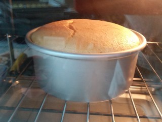 11、榴莲戚风蛋糕,在烤箱内欢快的膨胀