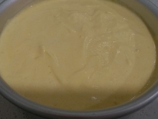 9、榴莲戚风蛋糕,翻拌均匀的蛋糕糊倒入模具内