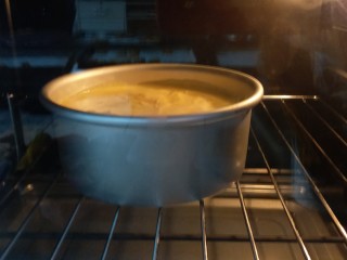 10、榴莲戚风蛋糕,轻震模具后送入烤箱，上火120度，下火150度进行烘烤60分钟