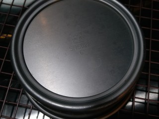 12、榴莲戚风蛋糕,叮。。。时间到了，香气扑鼻而来！出炉后轻震模具两次再倒扣在冷却架上