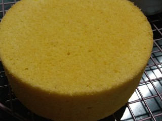 14、榴莲戚风蛋糕,脱模，很好