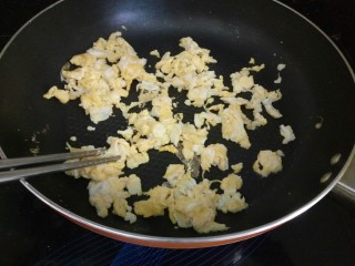 2、双层饺子盒子(鸡蛋葱花馅),锅内放适量油加热，倒入鸡蛋液炒熟