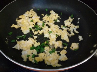 3、双层饺子盒子(鸡蛋葱花馅),倒入葱花，放一点点盐调味，炒匀出锅。