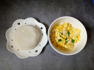 4、双层饺子盒子(鸡蛋葱花馅),准备饺子皮