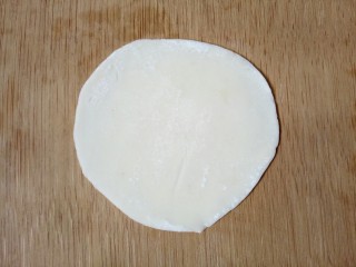 5、双层饺子盒子(鸡蛋葱花馅),取一张饺子皮