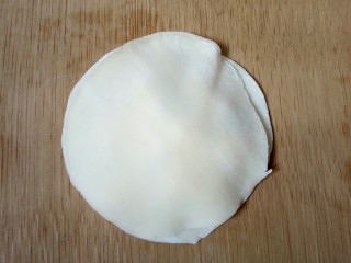 7、双层饺子盒子(鸡蛋葱花馅),盖上一张饺子皮