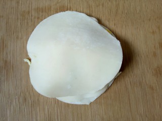 9、双层饺子盒子(鸡蛋葱花馅),盖上第三张饺子皮