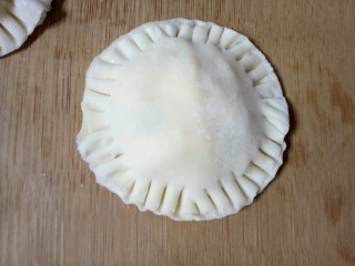 11、双层饺子盒子(鸡蛋葱花馅),一个太阳饼形状的双层饺子盒子就做好。