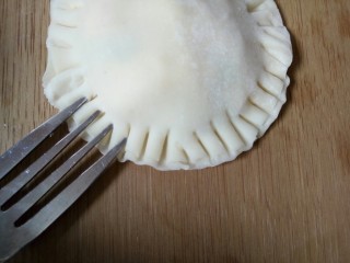 10、双层饺子盒子(鸡蛋葱花馅),用刀叉在周围压紧实