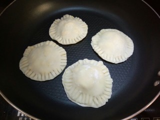 13、双层饺子盒子(鸡蛋葱花馅),平底锅刷一层油，放入饺子盒子，小火慢煎