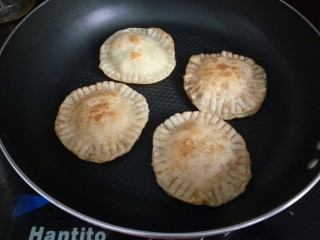 14、双层饺子盒子(鸡蛋葱花馅),两面都煎至金黄色出锅。