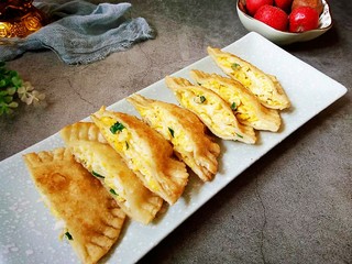 15、双层饺子盒子(鸡蛋葱花馅),把饺子盒子对半切开，摆盘