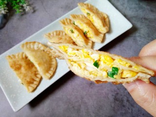 16、双层饺子盒子(鸡蛋葱花馅),外皮酥脆，里面鸡蛋嫩嫩的，小朋友很喜欢吃。