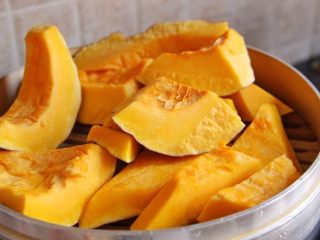 1、小鸡馒头,南瓜上锅蒸熟,放入料理机/辅食机打成泥