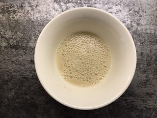 2、小鸡馒头,酵母放入温水中搅拌均匀,静置一会