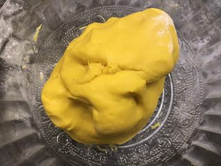 3、小鸡馒头,将南瓜泥和酵母水倒入面粉中,用筷子搅拌成絮状,揉捏成团