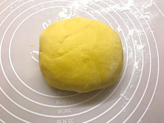 6、小鸡馒头,取黄色面团反复揉捏排气,摘成60g一个的小面团