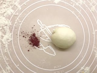 8、小鸡馒头,取出白面团同样揉捏排气后摘成60克小面团揉圆,剩下小面团加适量红曲粉揉捏成红色面团