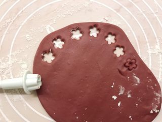 9、小鸡馒头,将可可面团压扁擀薄,用花形模具按压出花朵形状,没有模具可以做成其他形状