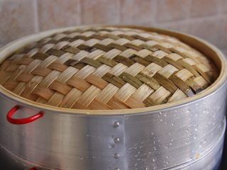 12、小鸡馒头,做好后放入蒸笼内进行二次发酵,发酵好后上锅蒸25分钟,关火焖五分钟