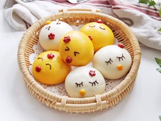 13、小鸡馒头,将巧克力隔水融化,放入裱花袋,在裱花袋前部剪一个细小的口子,在面头上画出小鸡的表情