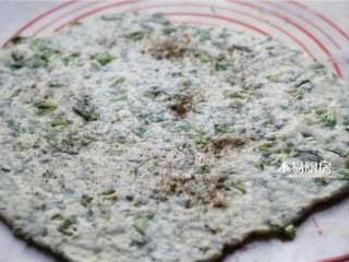 6、小白菜饼,面饼上刷一层食用油，再撒少许食盐和十三香粉，用手掌抹均匀。