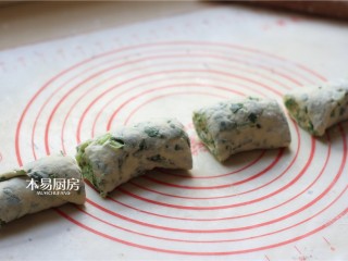 8、小白菜饼,切成小剂子，备用。