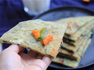 14、小白菜饼,配上小咸菜味道也很搭配哦。