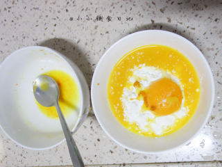 6、橙香无油无糖磨牙棒,倒入刚才混合好的橙子汁跟橙皮，适当预留一点液体