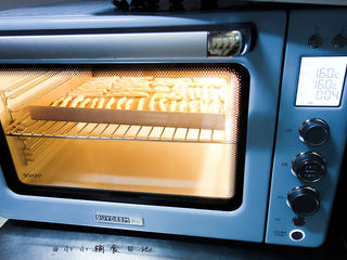 11、橙香无油无糖磨牙棒,烤箱预热160度，烤20分钟左右，时间根据面团的粗细决定，粗的话要延长时间，里外都是脆的就可以了