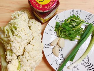 1、腐乳菜花,准备好食材。花菜、小葱、蒜、香葱、玫瑰腐乳。