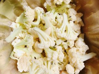 2、腐乳菜花,有机花菜切小块儿，洗干净待用。