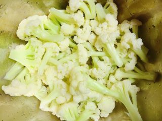 4、腐乳菜花,焯好花菜捞出备用。