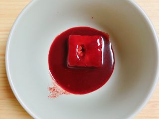 6、腐乳菜花,取一只碗，放入一块玫瑰腐乳和汁。