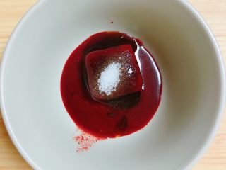 7、腐乳菜花,做酱汁，玫瑰腐乳中放入白糖、蚝油。