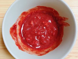 8、腐乳菜花,将酱汁碾压搅拌均匀。