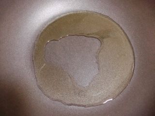 9、腐乳菜花,锅中倒入油，加热至5成热。