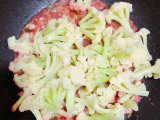 14、腐乳菜花,放入花菜翻炒均匀。