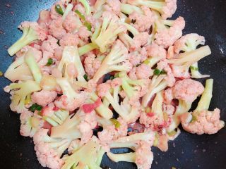 15、腐乳菜花,花菜烧1分钟，入味后即可出锅。