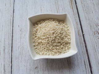 4、紫薯芝麻饼,准备白芝麻