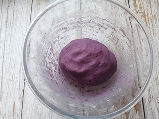 11、紫薯芝麻饼,揉成光滑的团子