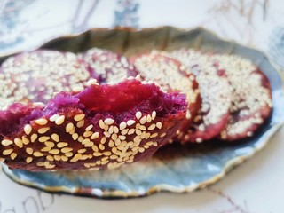 18、紫薯芝麻饼,外酥里嫩，很香哦