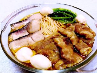 6、鲜活时蔬面,煮好的鲜活时蔬面装入容器中倒入少许一品鲜酱油既调色又提鲜