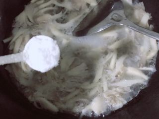 9、蘑菇蛋花汤,煮开加适量盐