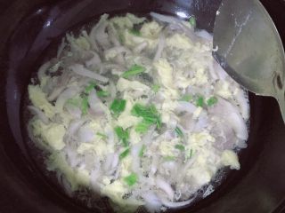 12、蘑菇蛋花汤,放入葱花