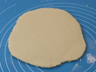 8、南瓜奶片,揉成光滑面团后擀成3mm后的片状