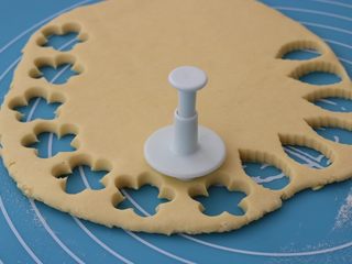 9、南瓜奶片,用模具压