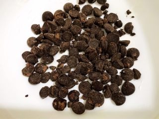 1、醇厚浓郁的巧克力慕斯蛋糕,先来做表面装饰巧克力奶油